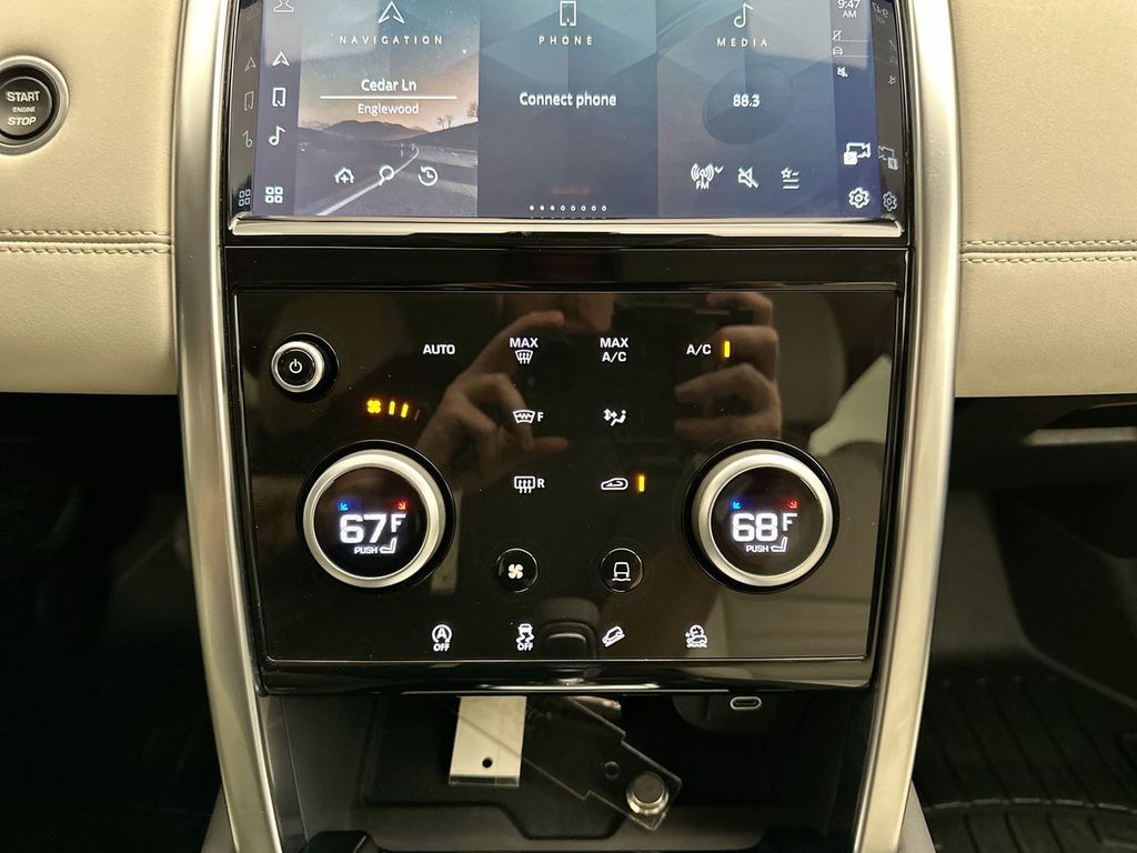Thumbnail: 2022 Land Rover Discovery Sport - 12