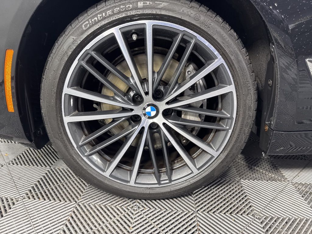 Thumbnail: 2023 BMW 5 Series - 10