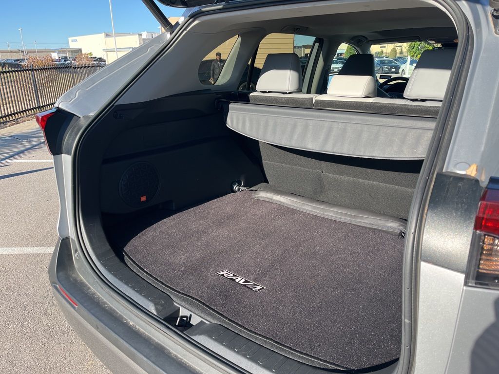 Thumbnail: 2019 Toyota RAV4 - 9