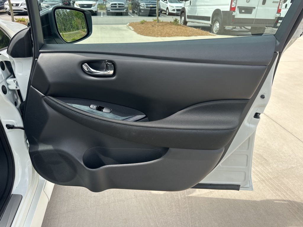 2024 Super Black/Pearl White Nissan LEAF SV Plus FWD Hatchback