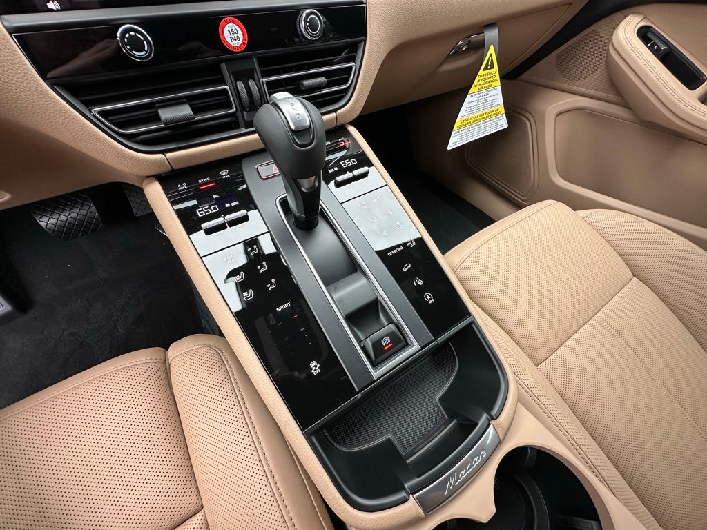 Thumbnail: 2026 Porsche Macan - 28