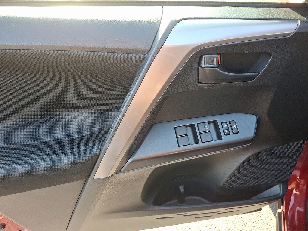 Thumbnail: 2018 Toyota RAV4 - 12