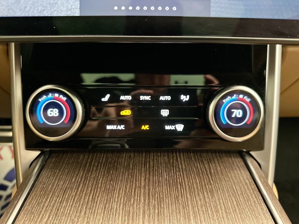 2023 Land Rover Range Rover SE 15