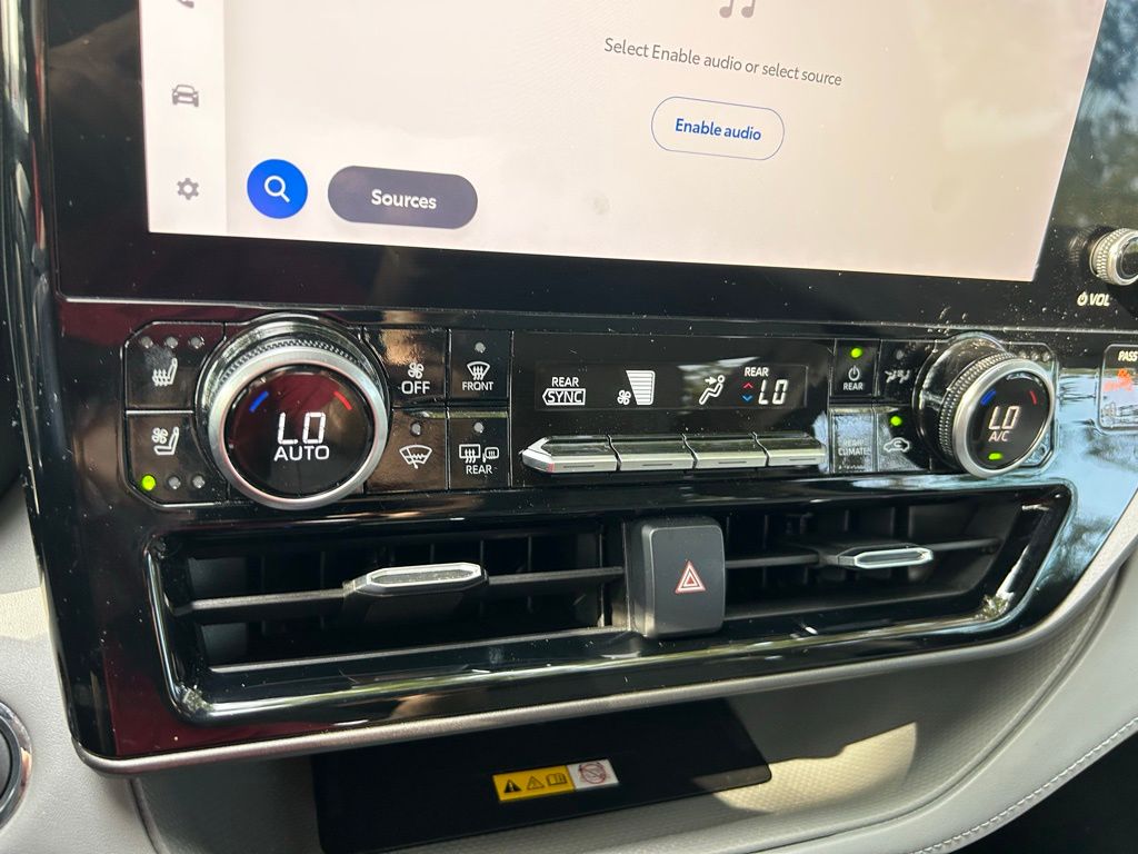 2023 Toyota Highlander Limited 28