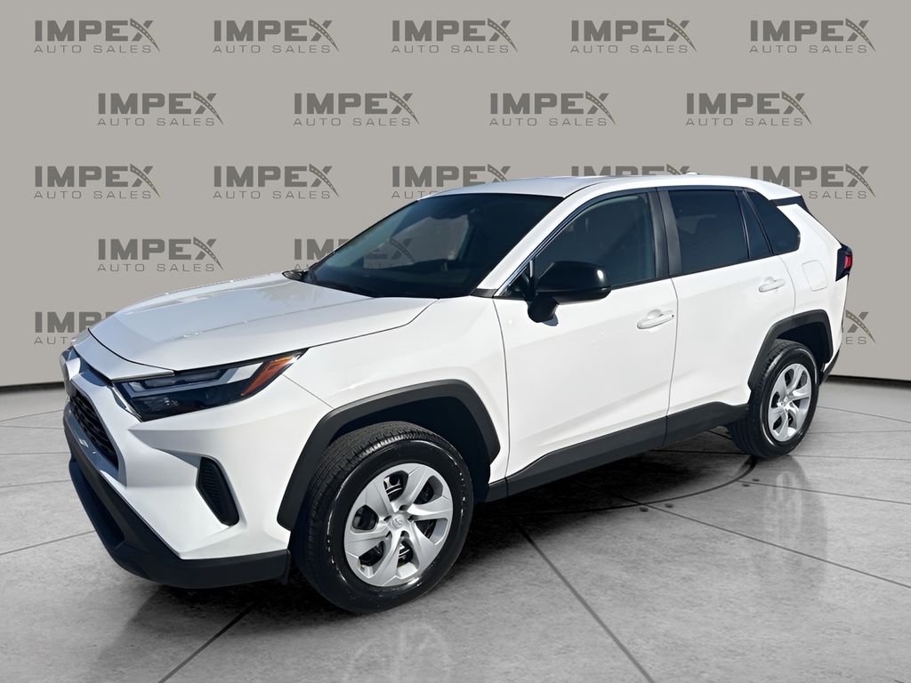2025 Toyota RAV4 LE's photo