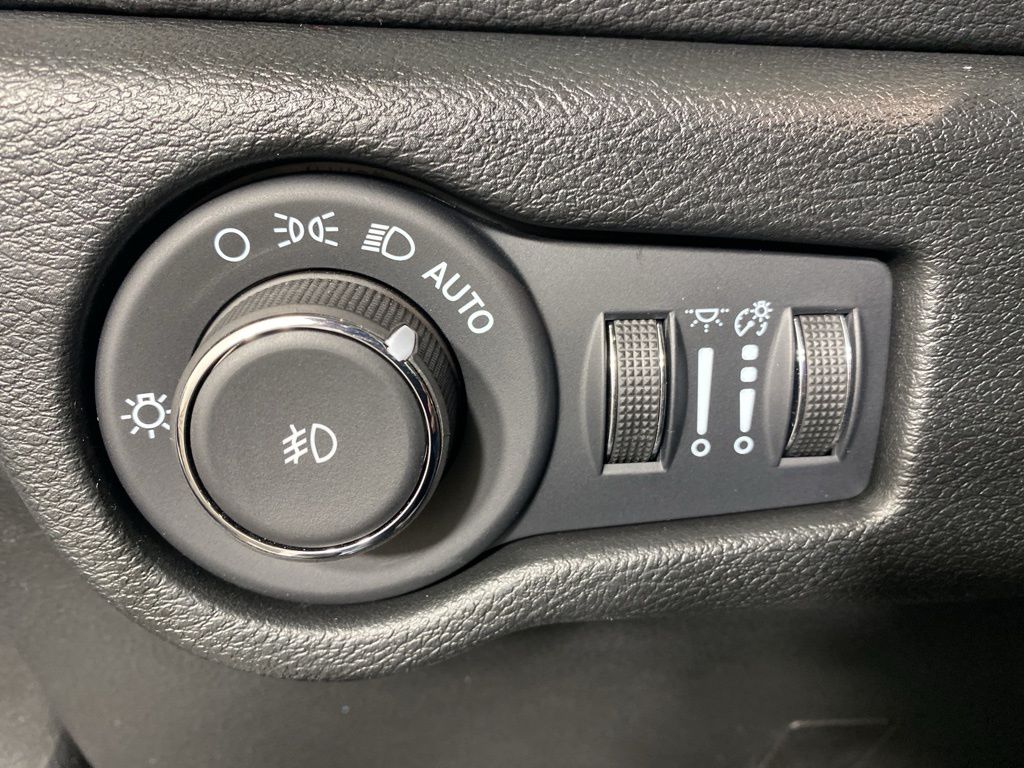 Used 2026 White Chrysler Select image 10