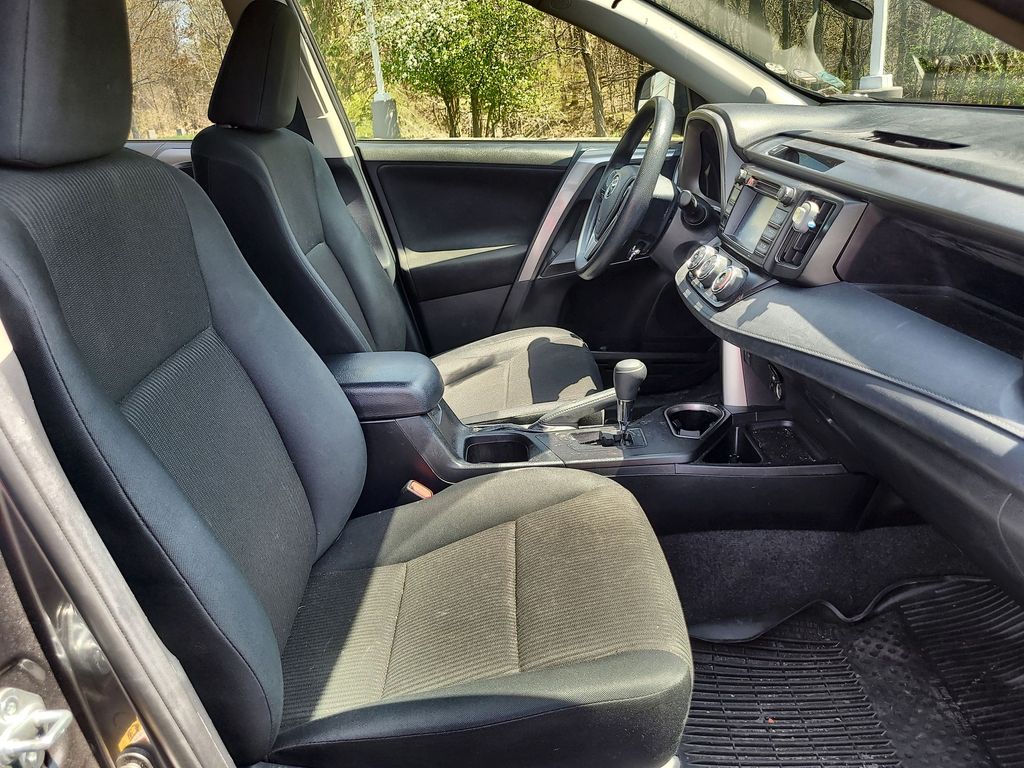 2018 Toyota RAV4 LE 6