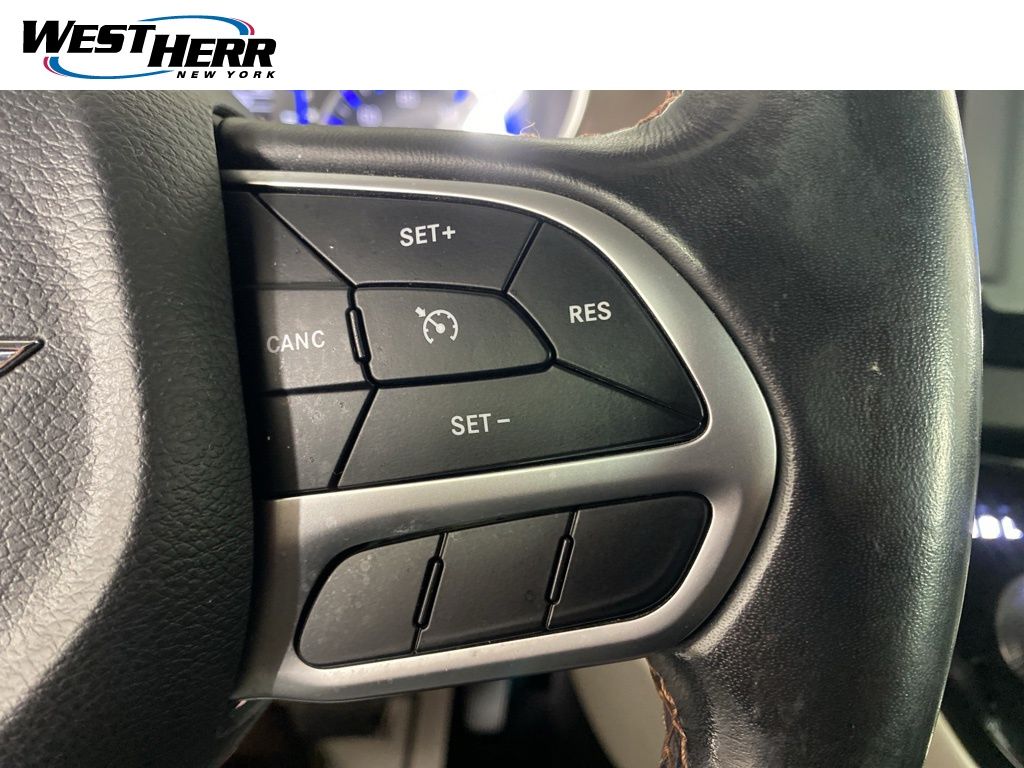 Used 2018 Silver Chrysler Touring L image 10