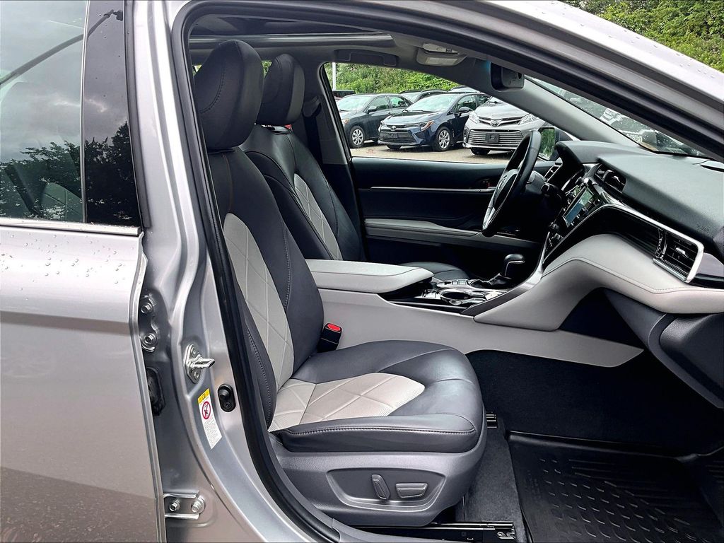 2018 Toyota Camry — photo 11