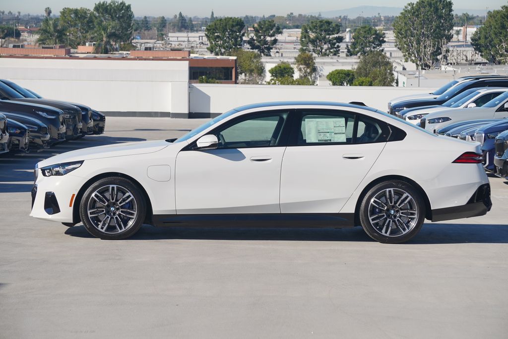 Thumbnail: 2026 BMW 5 Series - 4