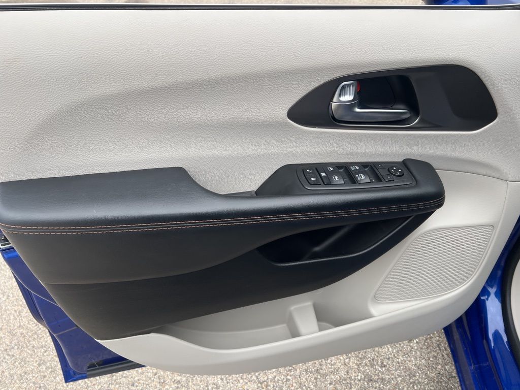 2020 Chrysler Pacifica Touring photo