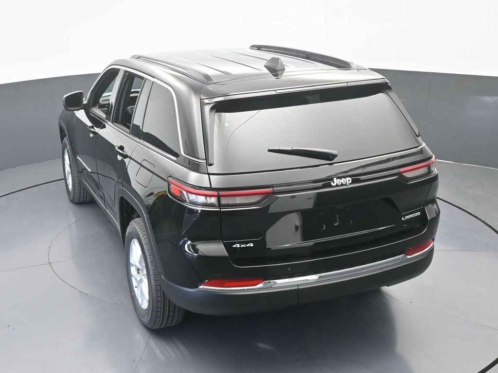 New 2026 Diamond Black Crystal Pearlcoat Jeep Laredo image 43