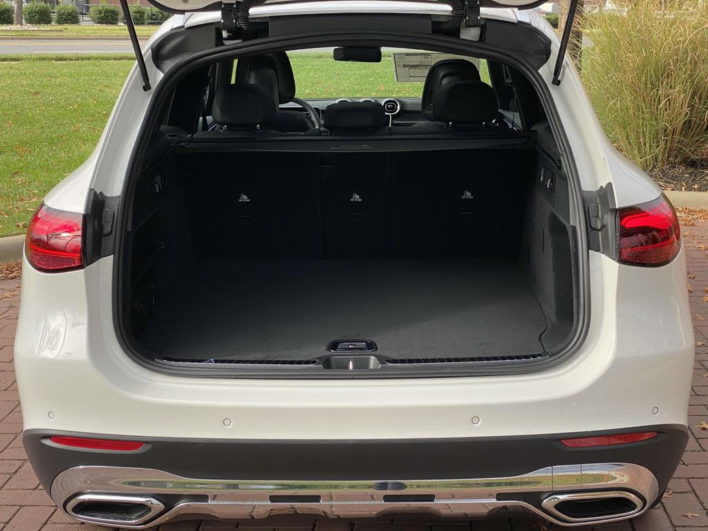 Thumbnail: 2025 Mercedes-Benz GLC - 16