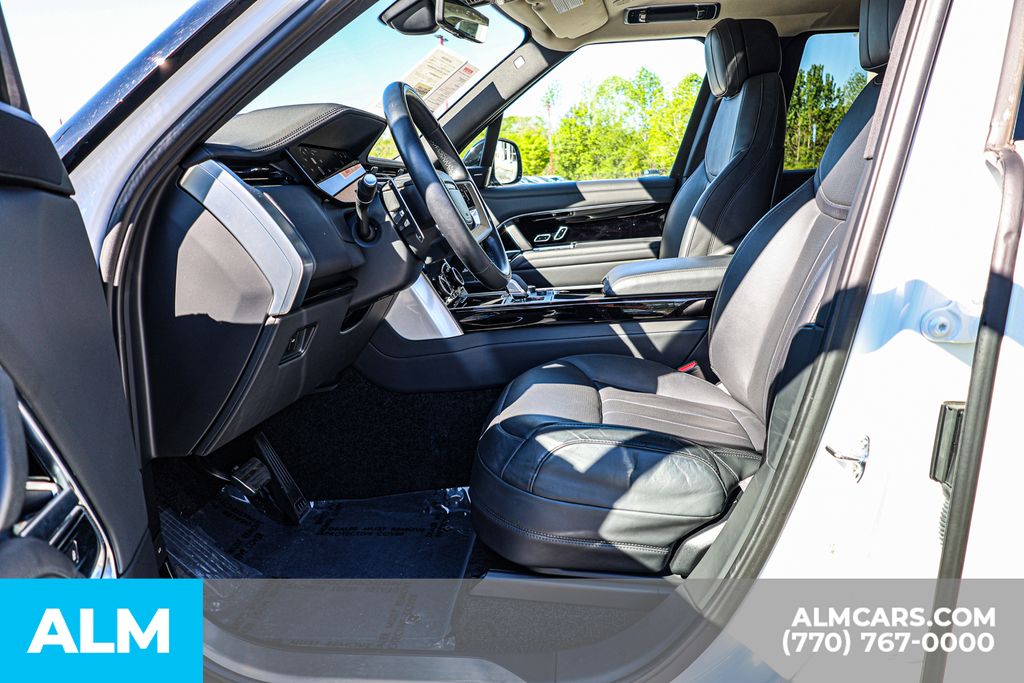 Used 2023 White Land Rover SE image 18