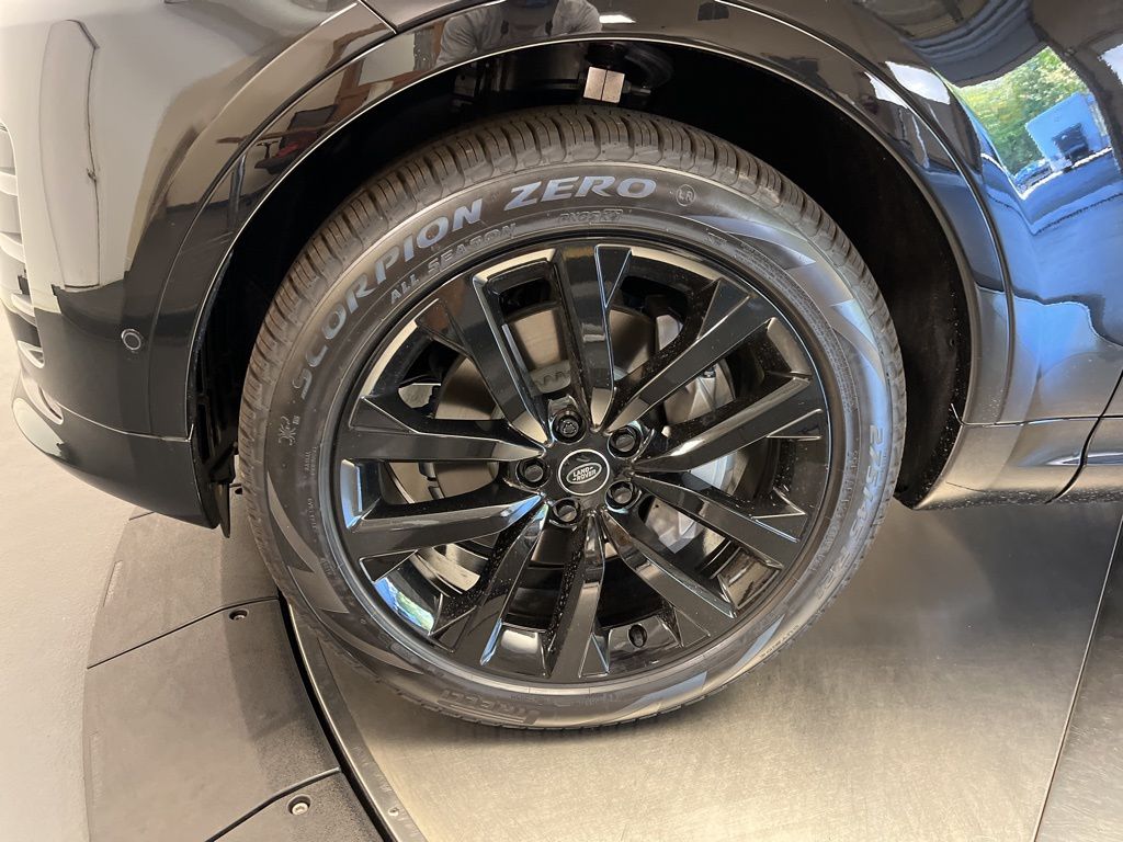 Thumbnail: 2026 Land Rover Discovery - 10