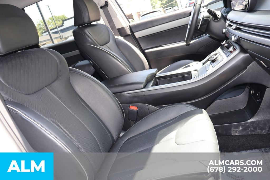 Used 2025 White Hyundai SEL image 29