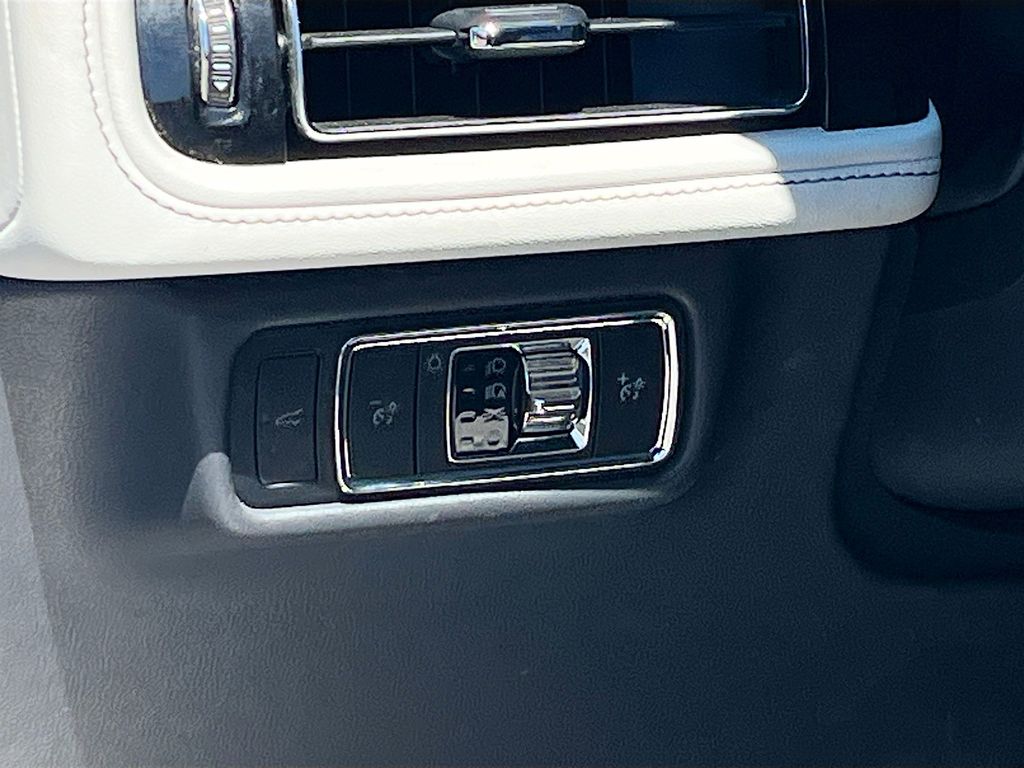 Used 2025 White Lincoln Premiere image 10