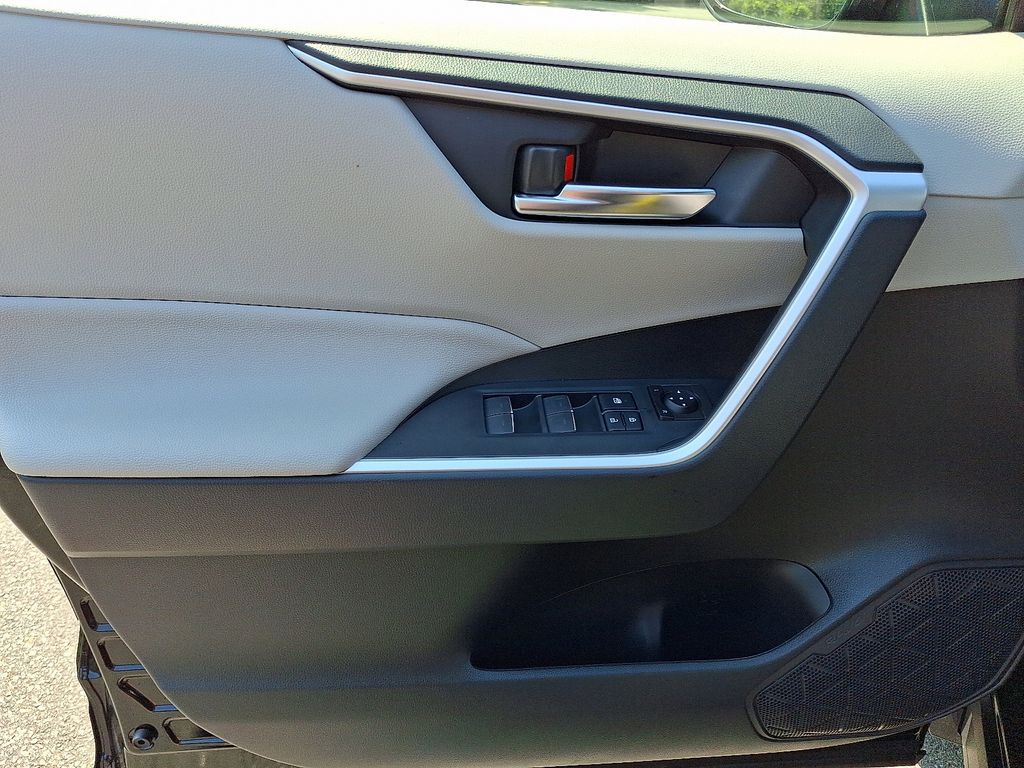 Thumbnail: 2025 Toyota RAV4 - 8