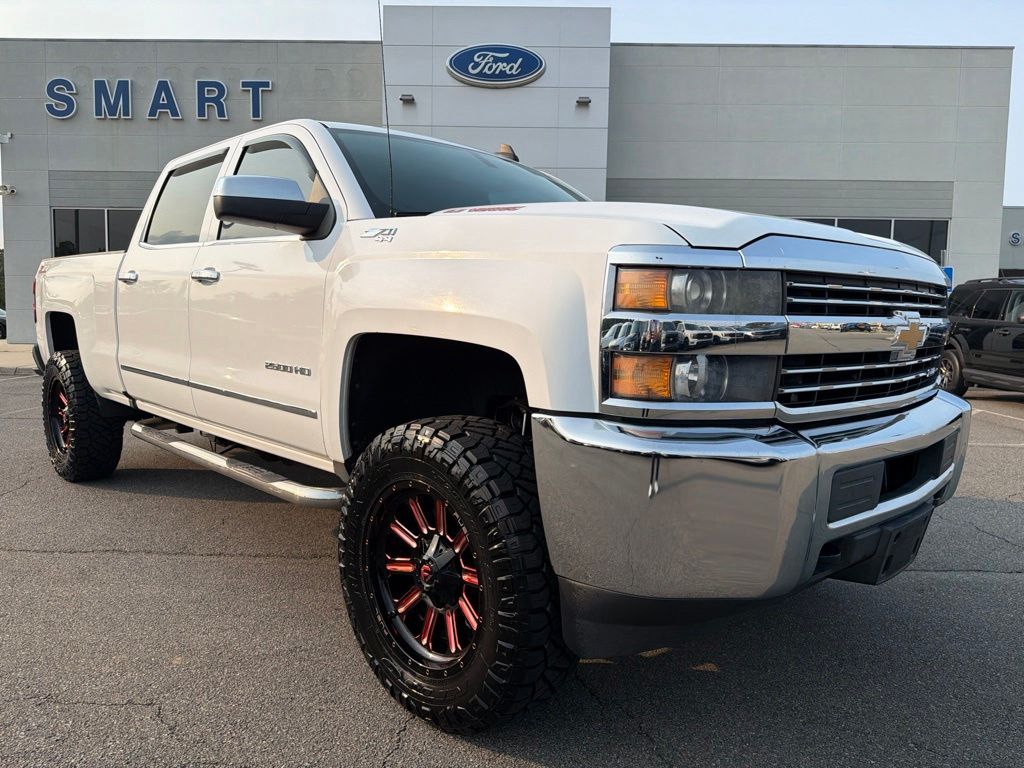Summit White 2016 Chevrolet Silverado 2500HD Pickup Truck Four-Wheel Drive 6-Speed Automatic Overdrive
