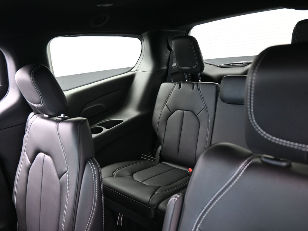 New 2026 Diamond Black Crystal Pearlcoat Chrysler Select image 31