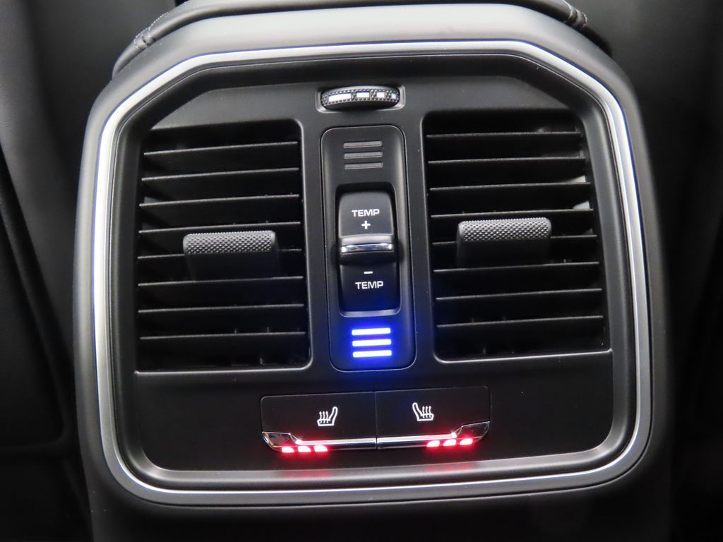 Thumbnail: 2026 Porsche Macan - 32
