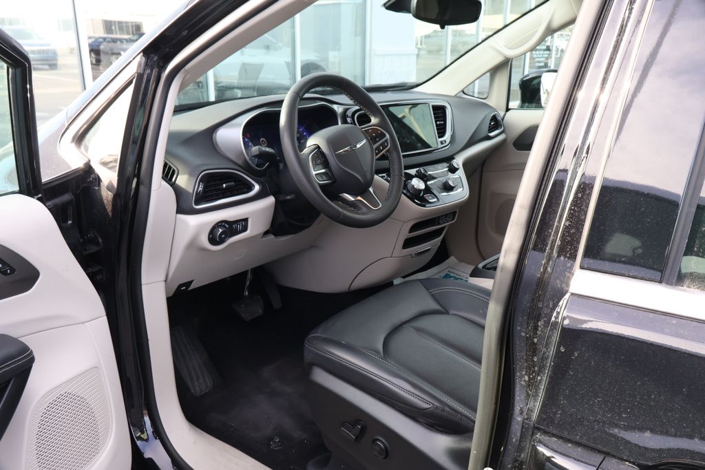 Thumbnail: 2024 Chrysler Pacifica - 12