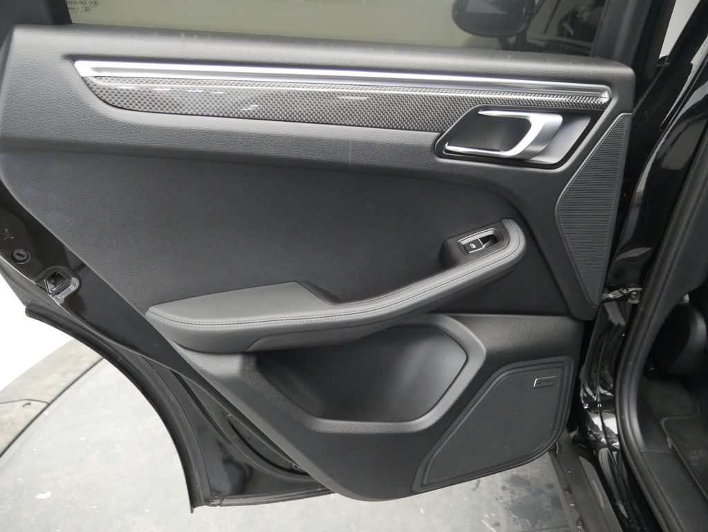 Thumbnail: 2023 Porsche Macan - 20