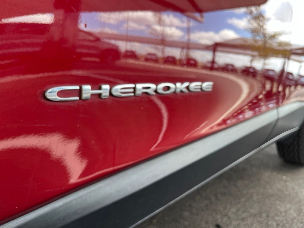 Thumbnail: 2017 Jeep Cherokee - 12