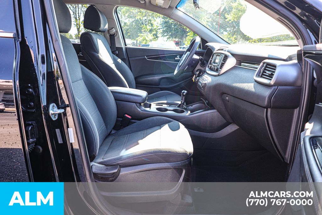 Used 2018 Black Kia L image 21