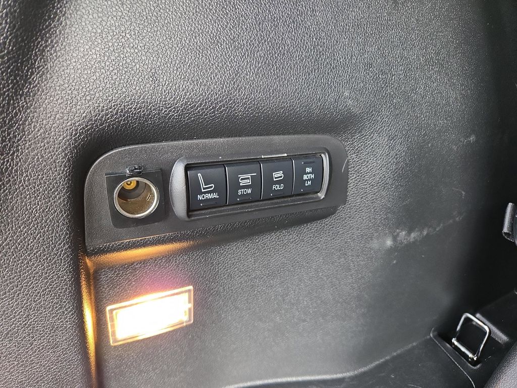 White Platinum 2017 Ford Explorer Limited SUV / Crossover Front-Wheel Drive 6-Speed Automatic