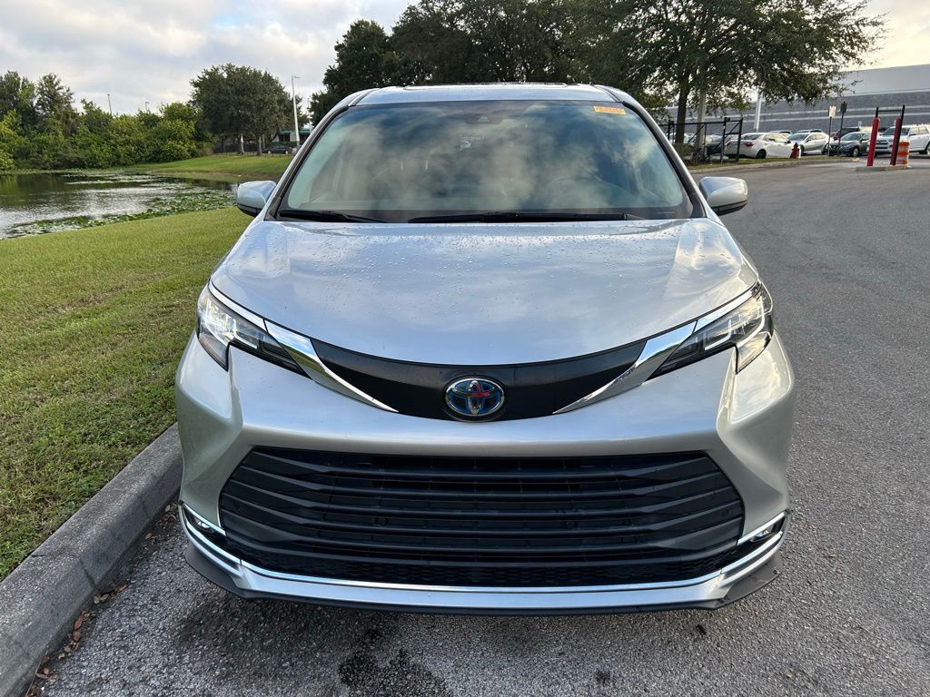 Thumbnail: 2023 Toyota Sienna - 8