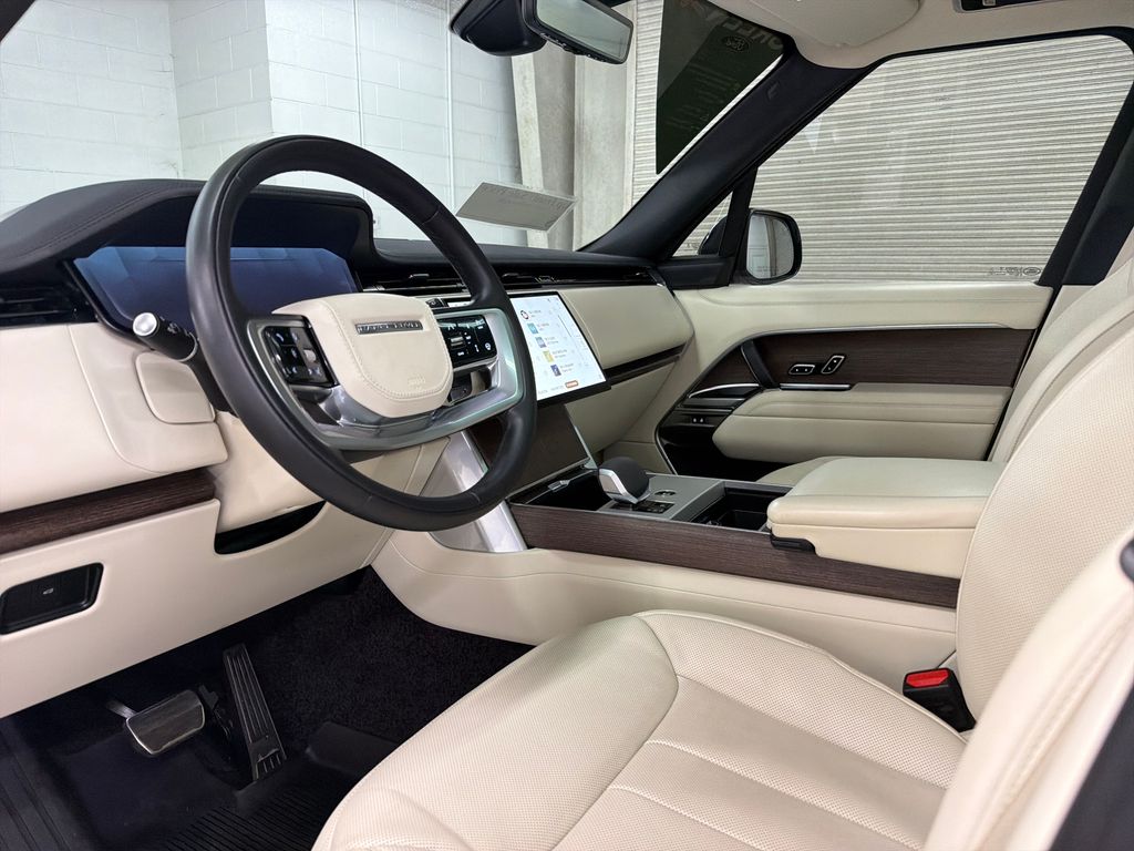 Used 2025  Land Rover SE image 5