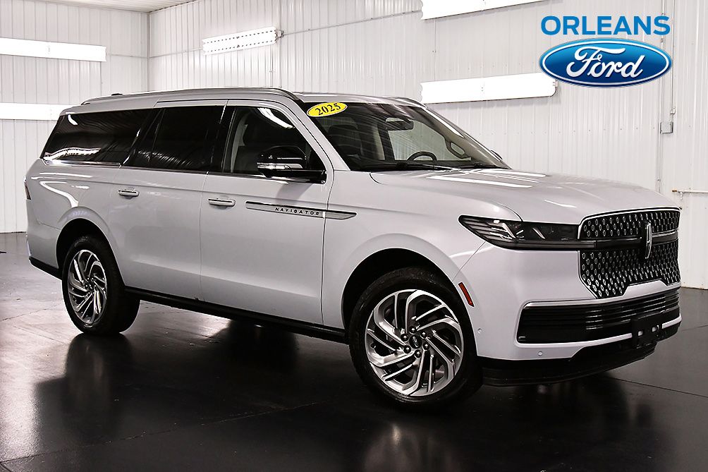 Crystal White Metallic Clearcoat 2025 Lincoln Navigator SUV / Crossover Four-Wheel Drive Automatic
