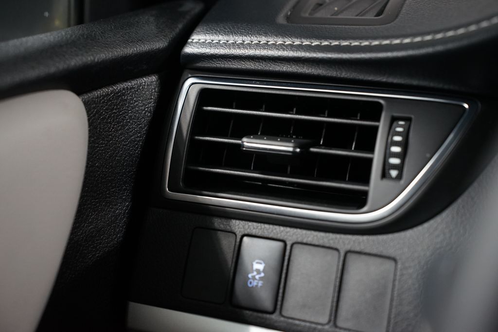 Thumbnail: 2017 Toyota Camry - 22