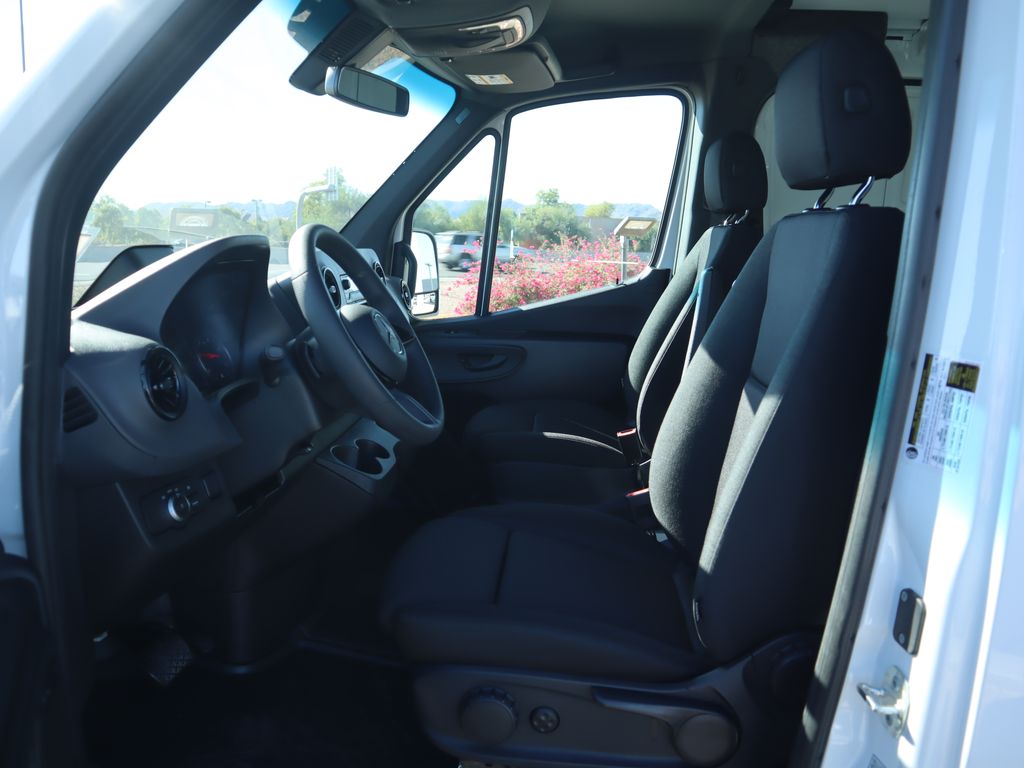 2025 Mercedes-Benz Sprinter 2500 10