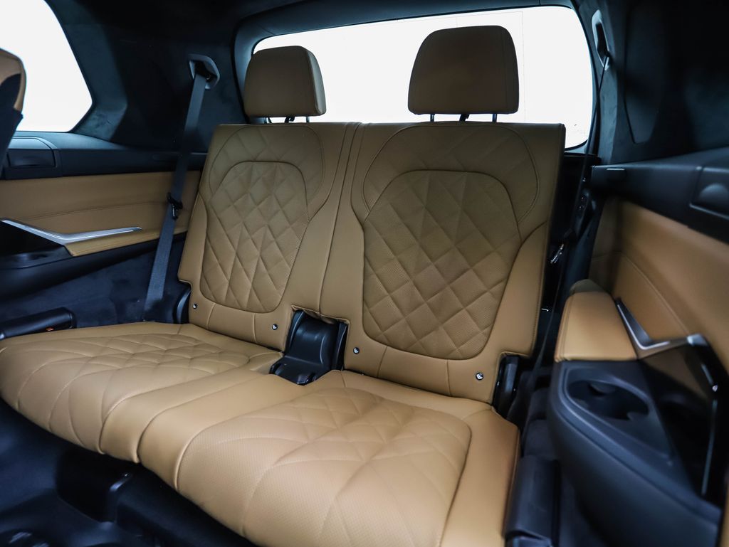 Thumbnail: 2026 BMW X7 - 25