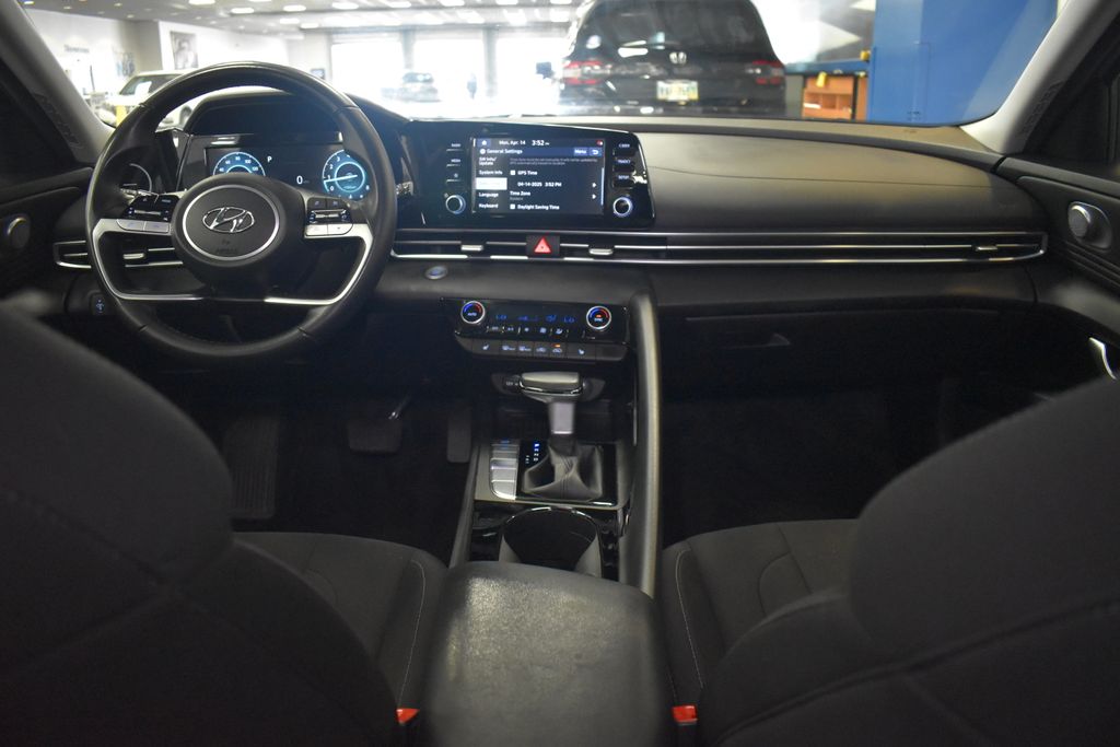 2022 Hyundai Elantra SEL 16