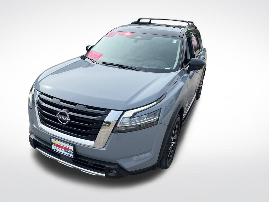 2023 Nissan Pathfinder Platinum photo