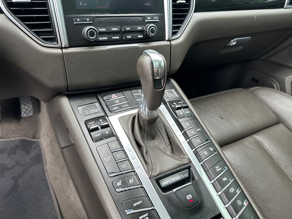 Used 2018  Porsche Base image 28