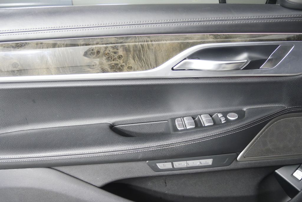 Thumbnail: 2017 BMW 7 Series - 8