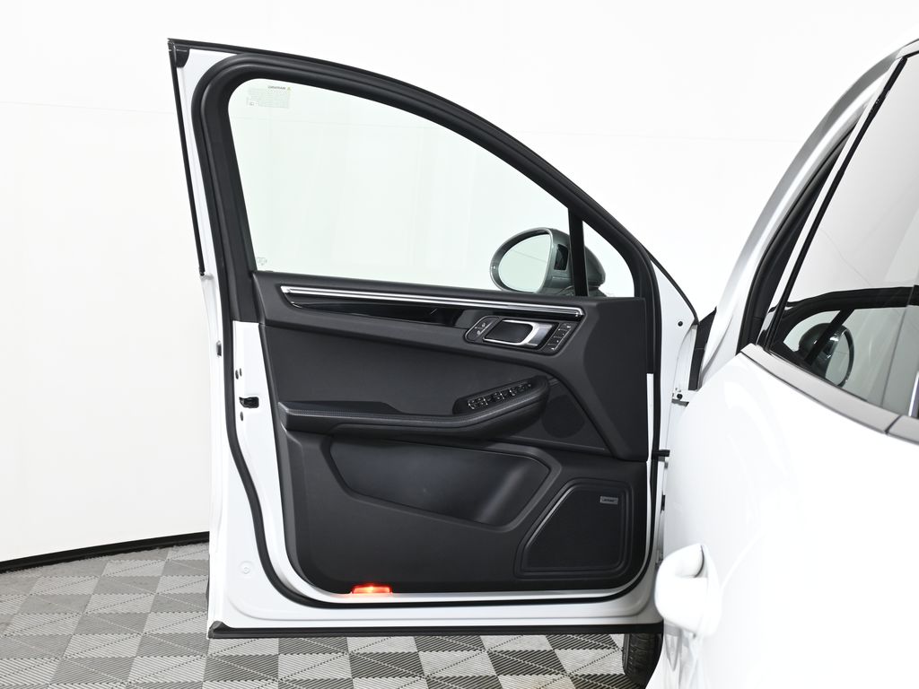 Thumbnail: 2023 Porsche Macan - 32