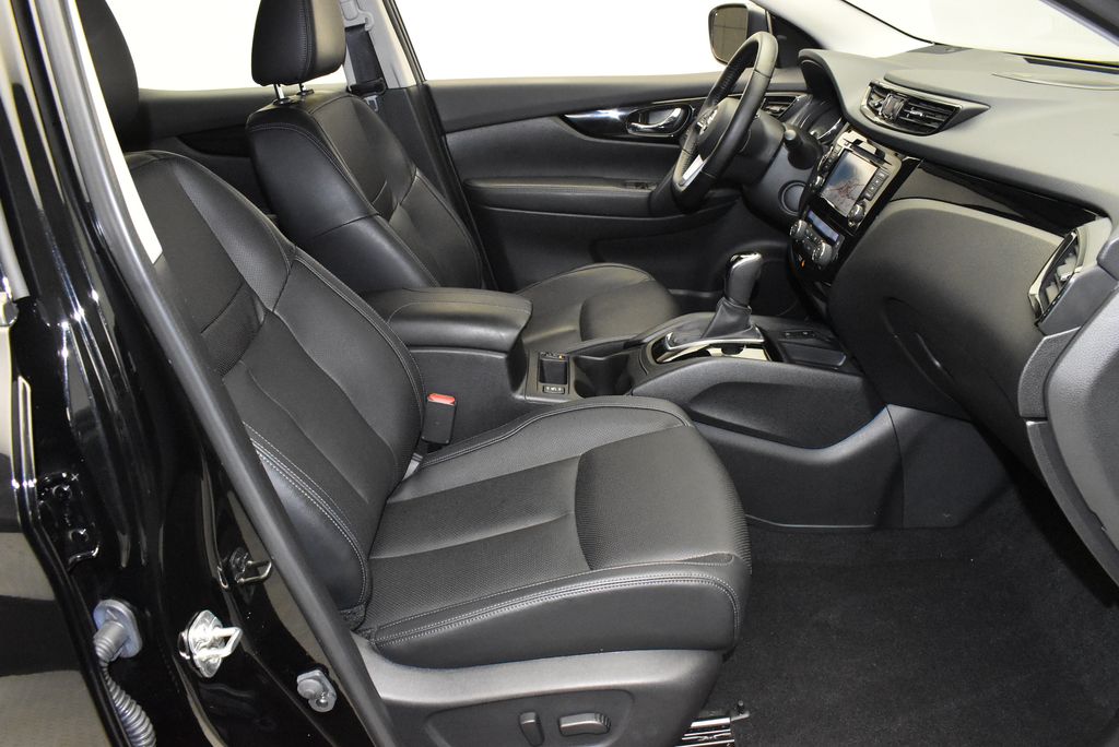 2022 Nissan Rogue Sport SL 28
