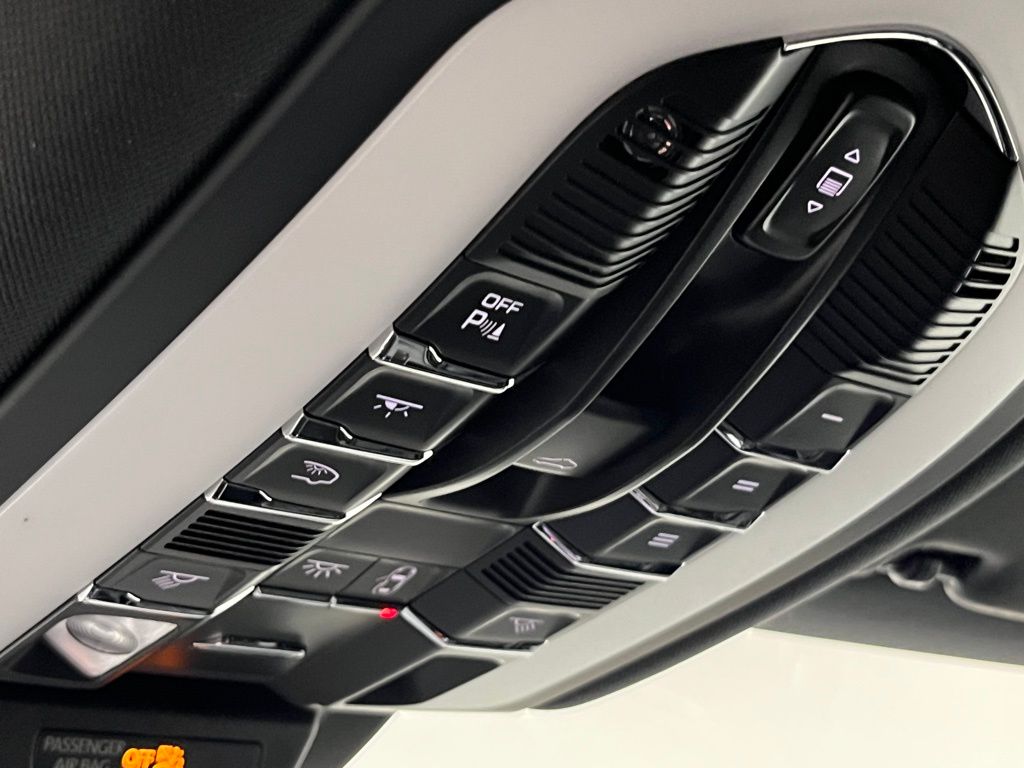 Thumbnail: 2026 Porsche Macan - 20