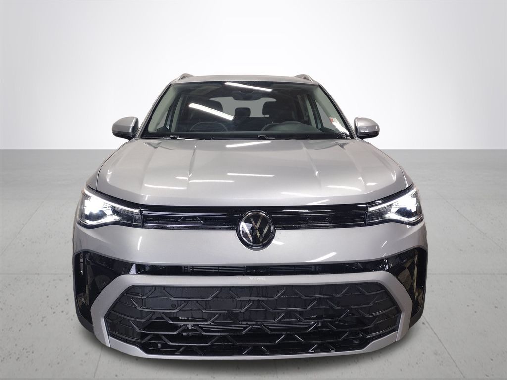 2025 Volkswagen Taos SE photo 3