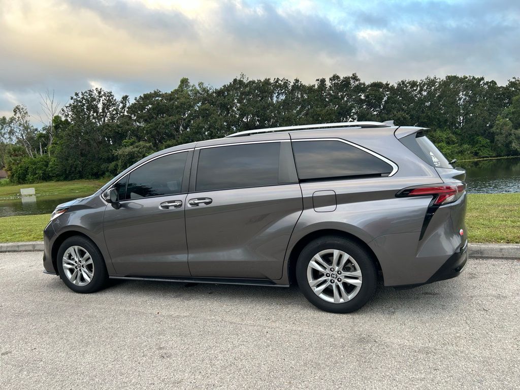 Thumbnail: 2022 Toyota Sienna - 3