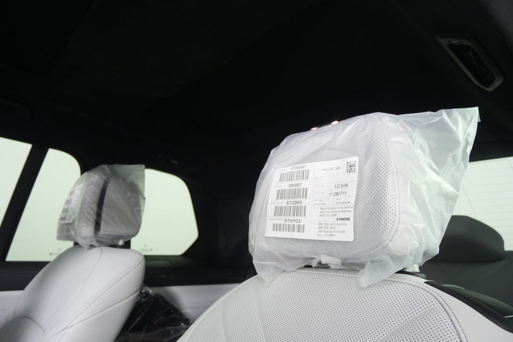 Thumbnail: 2026 BMW X7 - 16