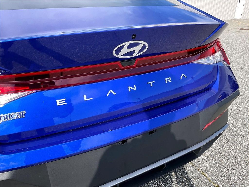 2025 Hyundai Elantra — photo 27