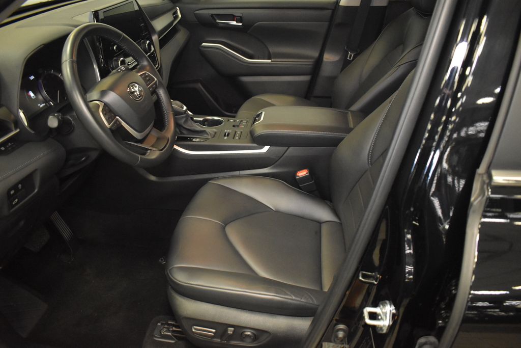Thumbnail: 2023 Toyota Highlander - 26