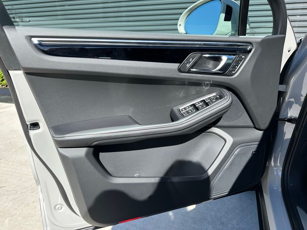 Thumbnail: 2026 Porsche Macan - 18