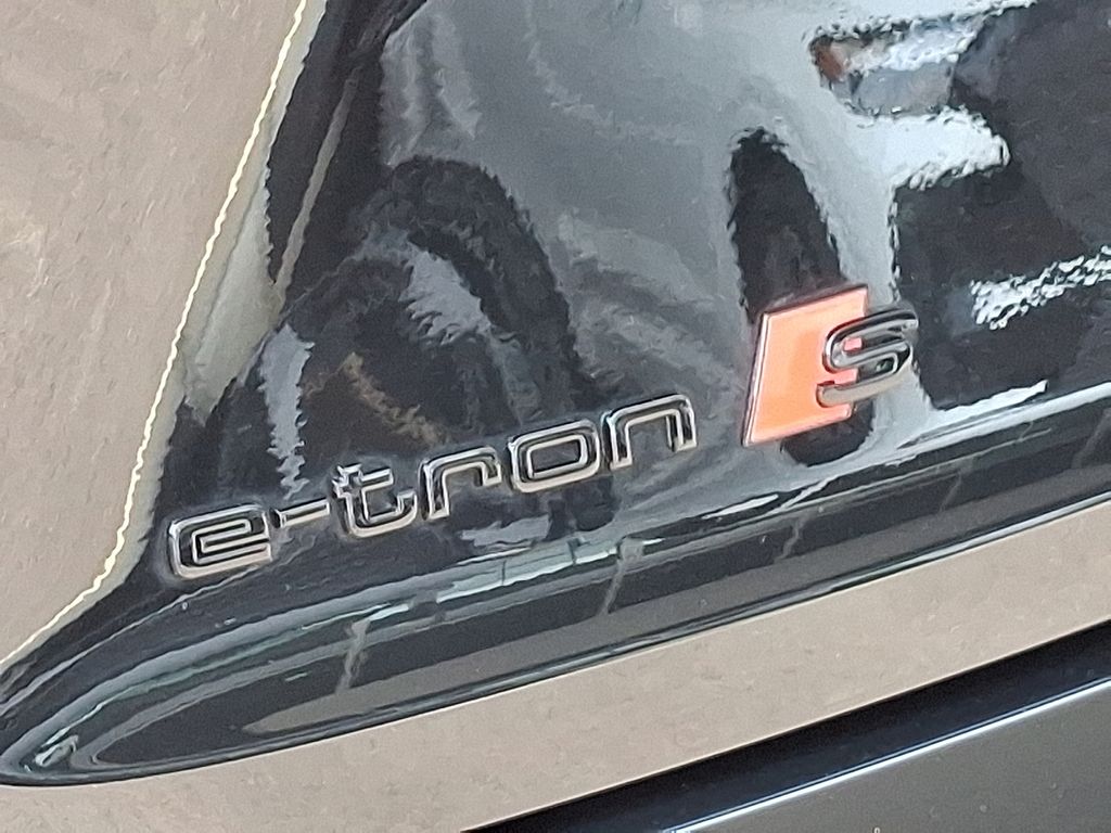 Thumbnail: 2022 Audi e-tron S - 30